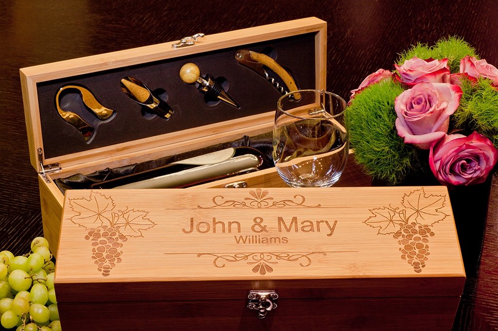 Personalised Wooden Wine Gift Box for Wedding Special Occasion Wedding Wreath Design Lined with Woodwool Anniversary 